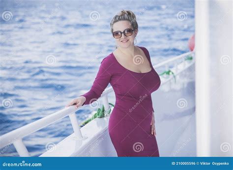 Belle Femme Sur Un Yacht Blonde Mince Aux Gros Seins Aux Cheveux Longs Belle Femme Sur Un Yacht Blonde Mince Aux Gros Seins Aux Cheveux Longs